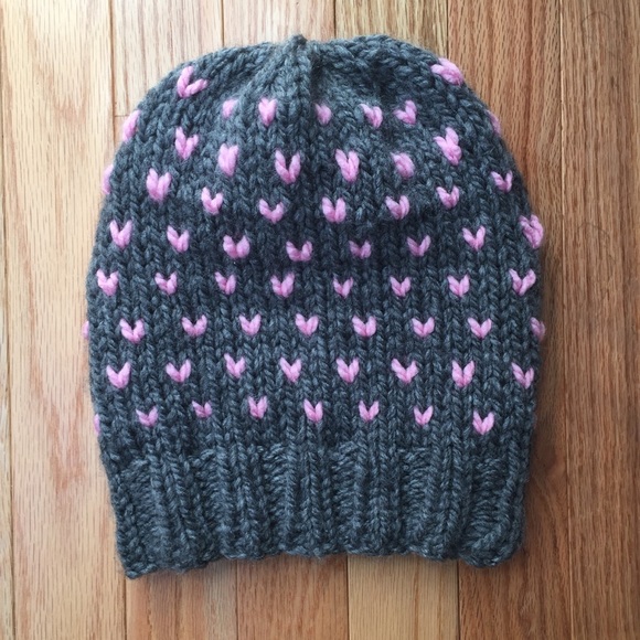 Accessories - 😍 Grey and pink heart knit beanie!
